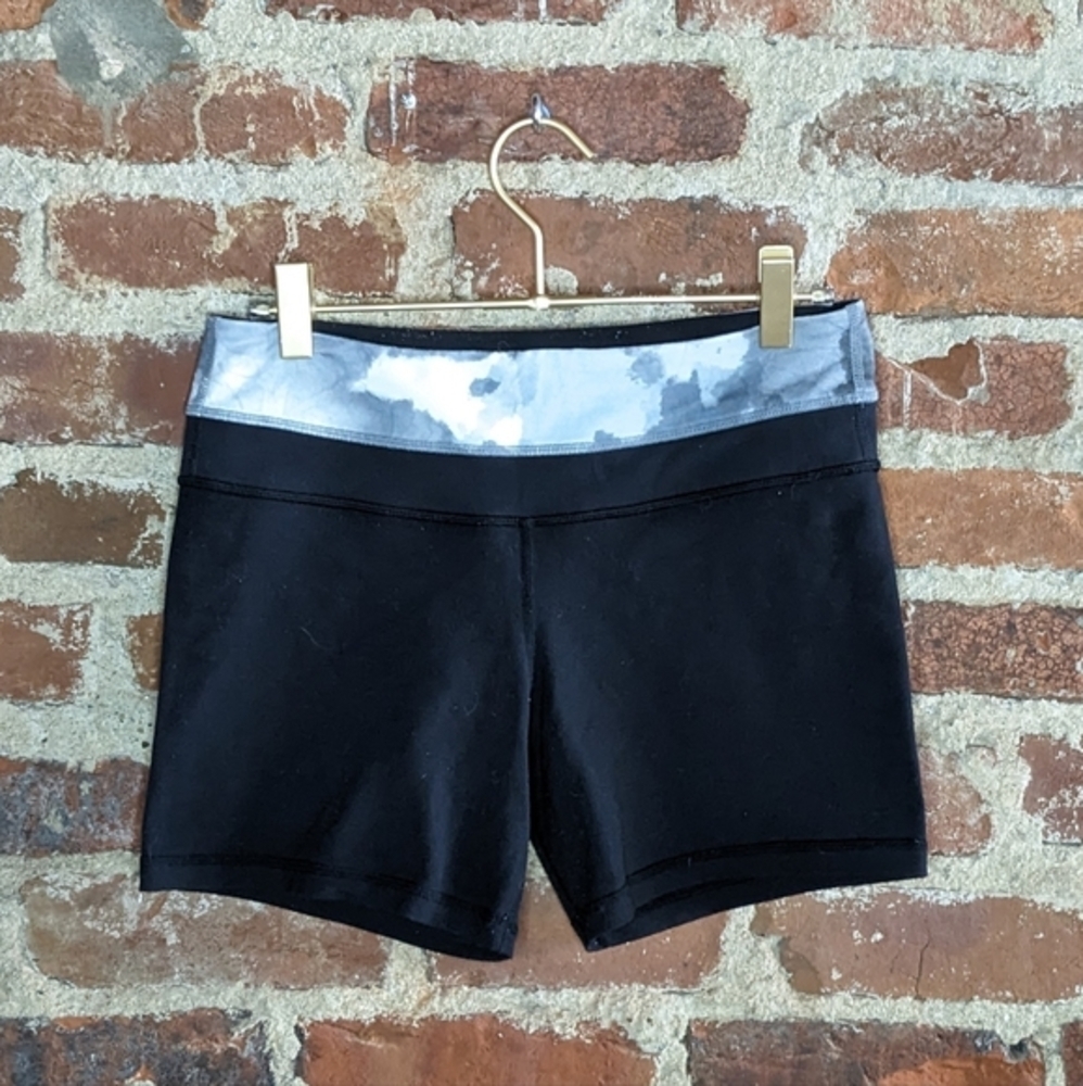 Lululemon Size 6 Black Workout Shorts W/ Marble Waist Accent